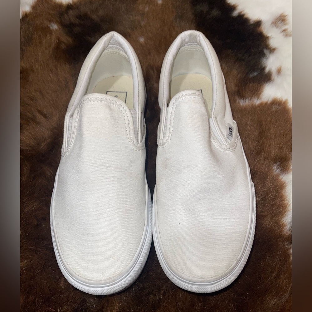 White slip on vans men’s 6.5  woman’s 8